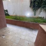 حیاط اختصاصی با فضای سبز در آپارتمان طبقه همکف در آلیموس، آتن